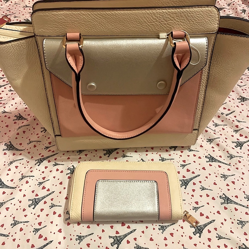 The wonder tote with matching wallet set! New